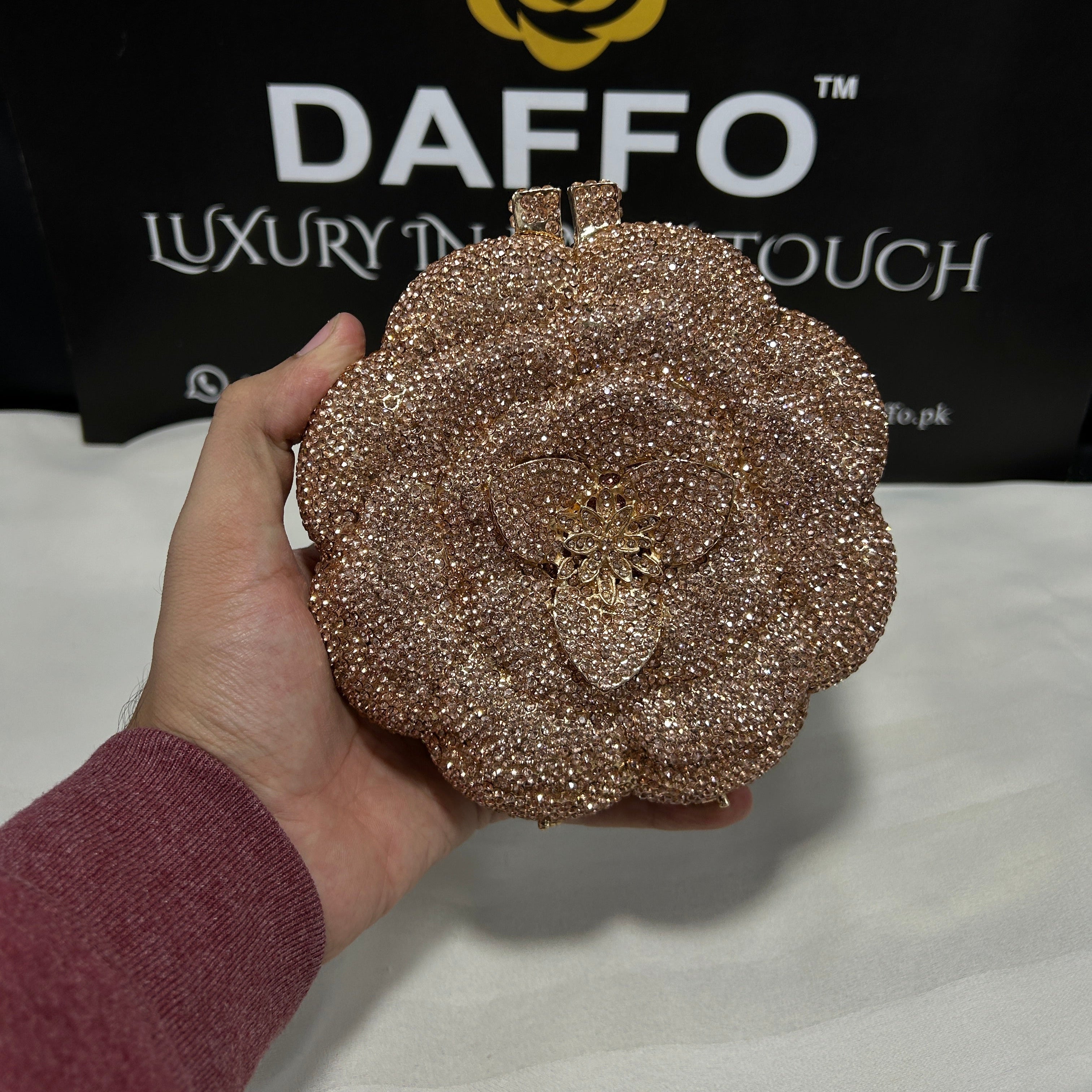 Luxurious Metal Ladies Clutch Flower Shaped 