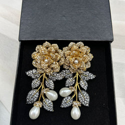 Daffo 3D floral earrings in real pearls