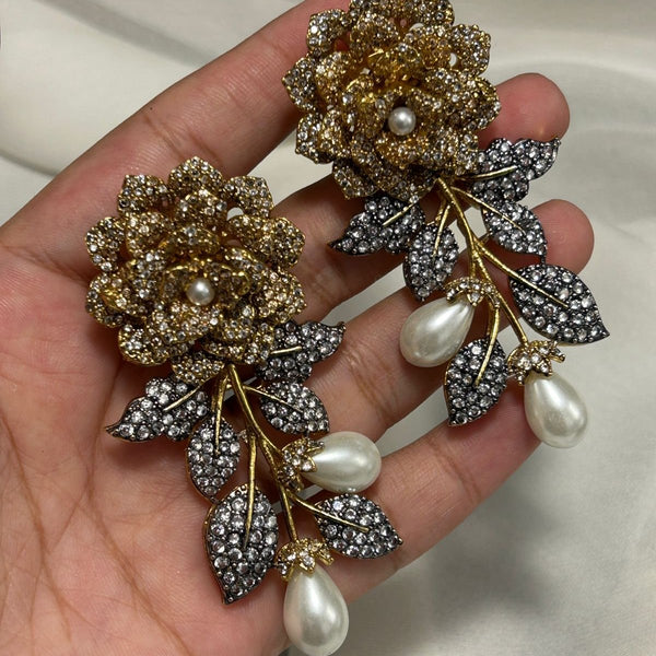 Daffo 3D floral earrings in real pearls