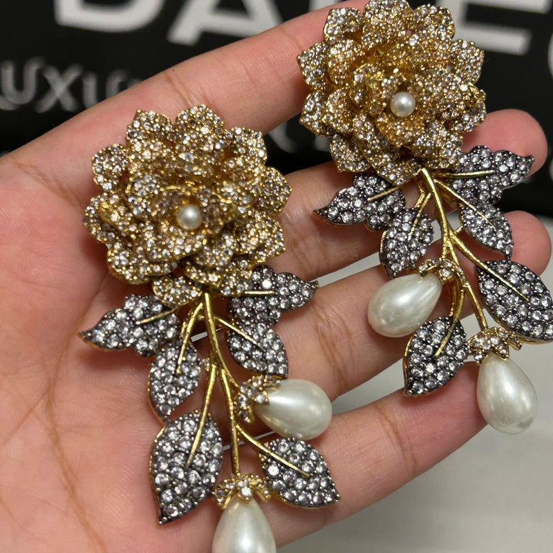 Daffo 3D floral earrings in real pearls