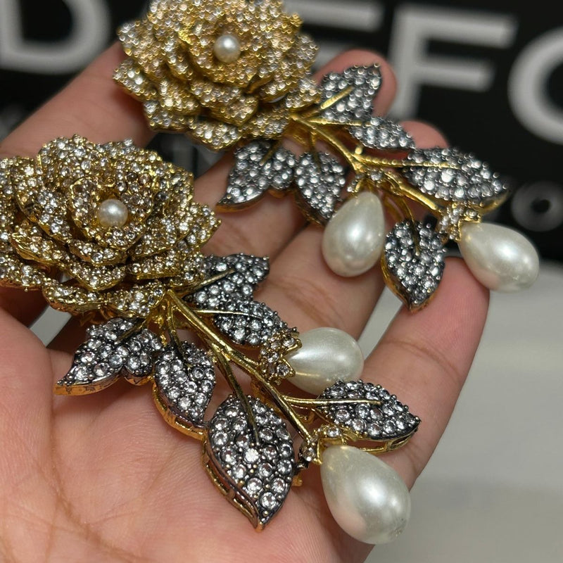 Daffo 3D floral earrings in real pearls